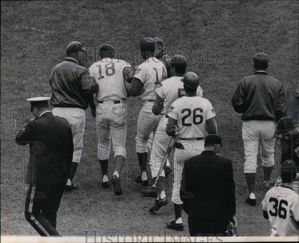 1969 Press Photo Coach Pete Reiser &amp; Ernie Banks aid Beckert after hit by ball- Historic Images