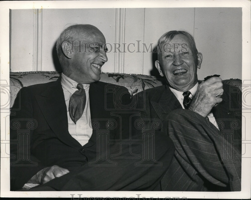 1948 Press Photo Robert RM Carpenter Sr &amp; Cy Young old time pitching star- Historic Images