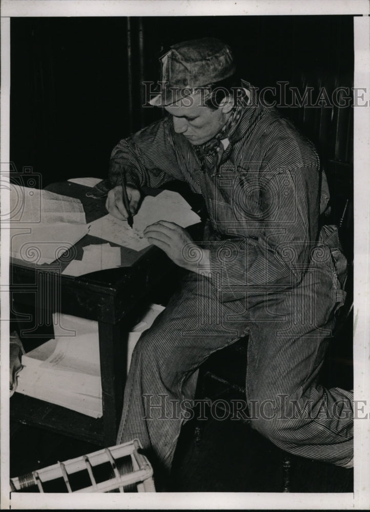 1937 Press Photo British boxer Tommy Farr as a miner at training camp- Historic Images
