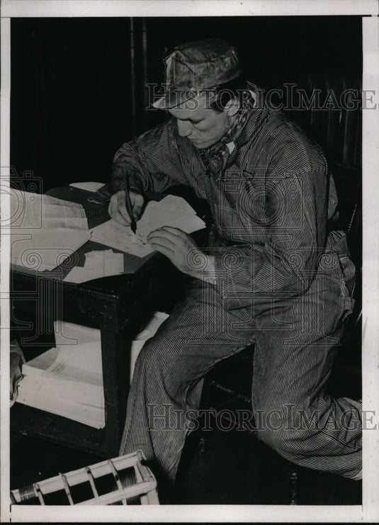 1937 Press Photo British boxer Tommy Farr as a miner at training camp- Historic Images