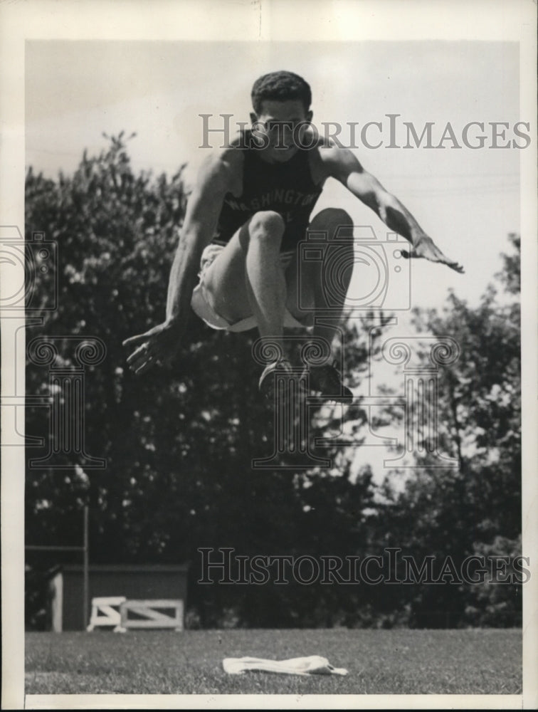 1942 Press Photo Hop step jumper Dick Rantz of Washington State U at NY meer- Historic Images