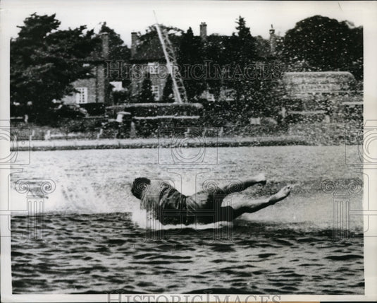 1956 Press Photo Italian Guido Colmaghi falls during water ski practice- Historic Images