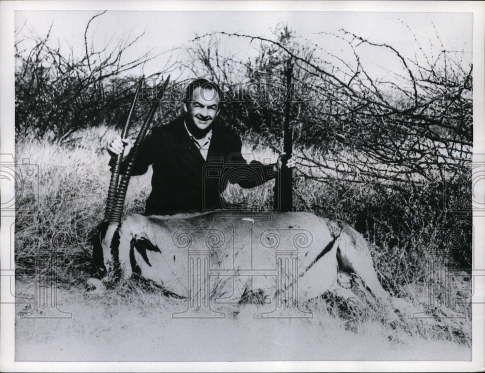 1958 Press Photo Budget director Maurice Stans &amp; African Oryx he hunted- Historic Images