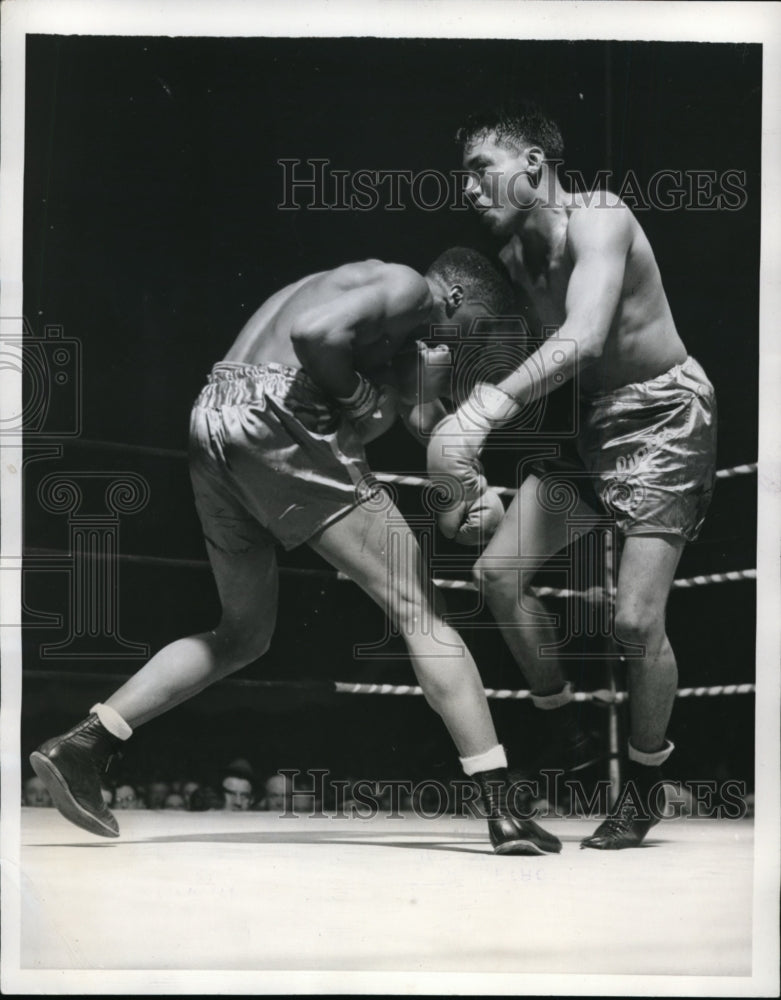 1944 Press Photo Billy Tiger on left vs James Palmer in Golden Gloves in NY- Historic Images