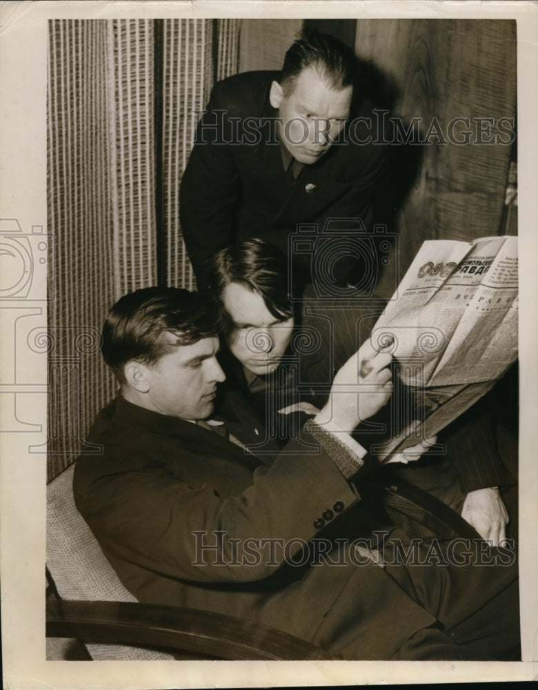 1955 Press Photo Russian Olympians read news from home in Italy - nes46426- Historic Images