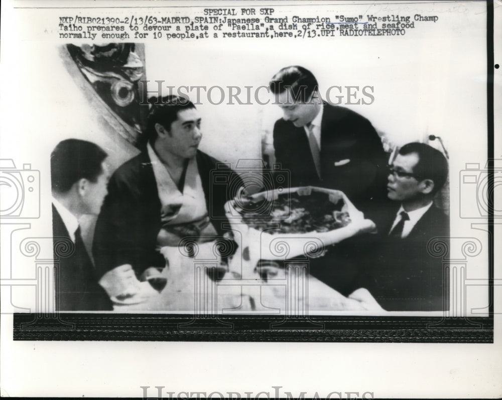 1963 Press Photo Sumo champTaiho eating paella at Madrid Spain cafe- Historic Images