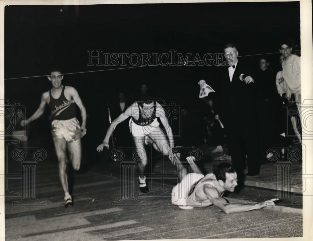 1942 Press Photo Melrose Games 100 yard run Gene Venzke, Earl Mitchell- Historic Images