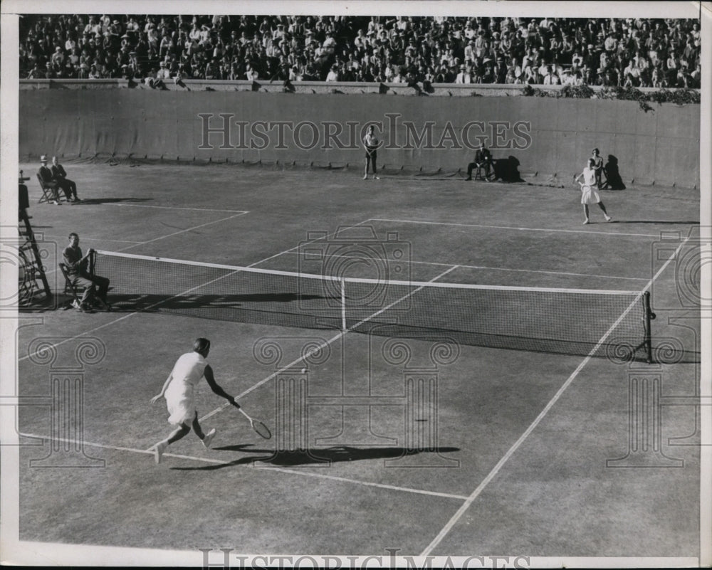 1937 Press Photo Jadwiga Jedrzejowska vs Mary Hartwick ay tennis- Historic Images