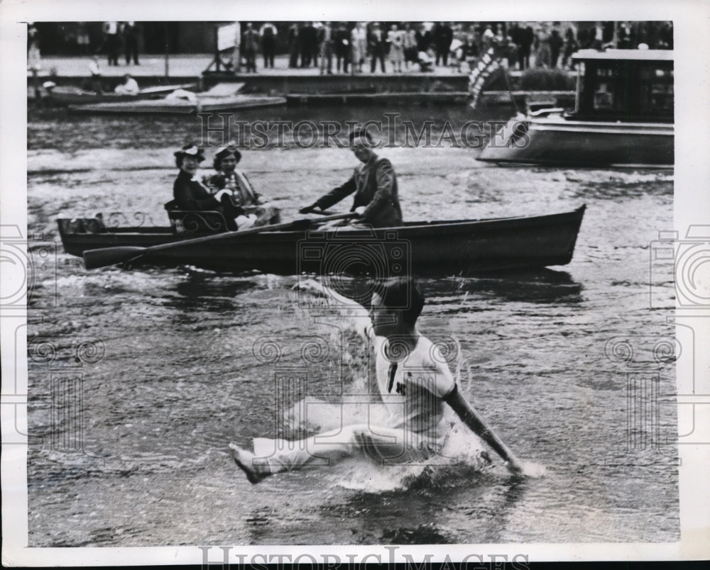 1947 Press Photo Kent coxswain thron in river at Thames Challenge Cup win- Historic Images