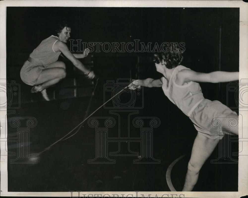 1932 Press Photo Two women playing Swingball game from Germany- Historic Images