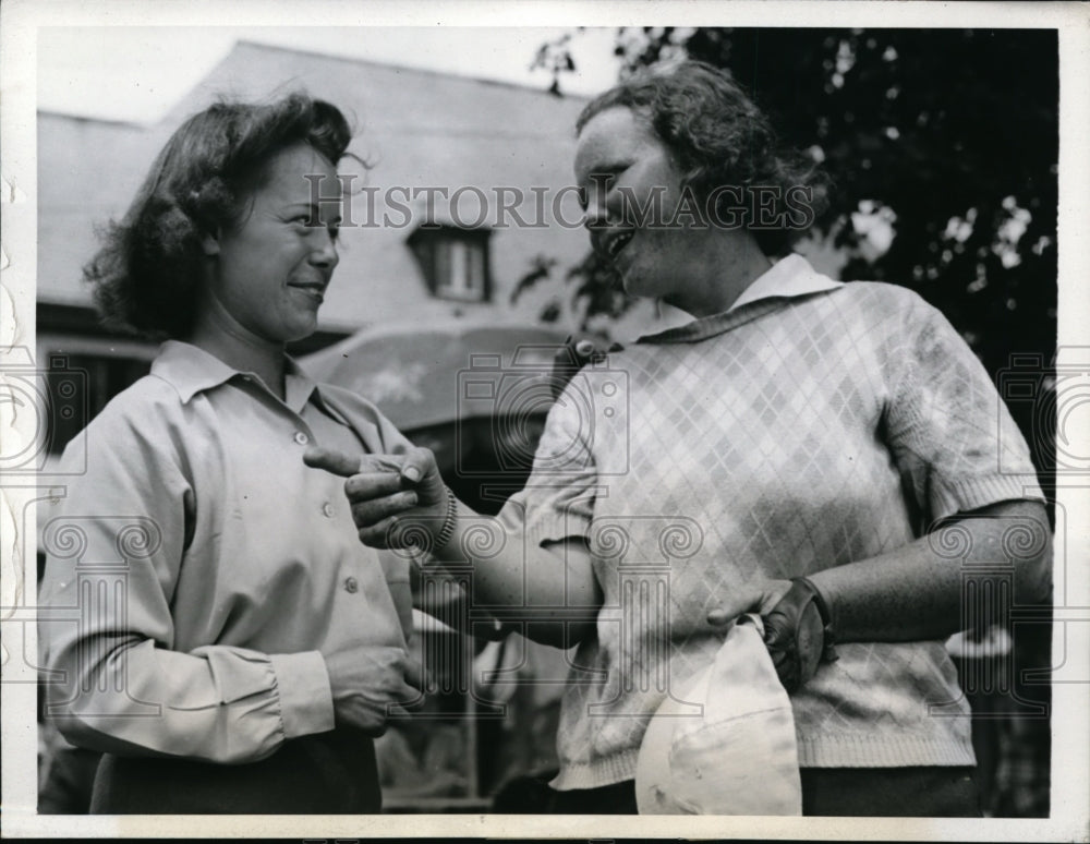 1943 Press Photo Patty Berg, Elizabeth Hicks at Chicago golf tournament- Historic Images