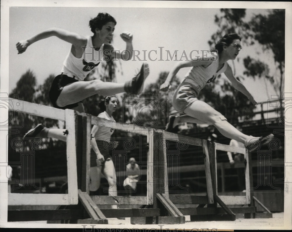 1936 Press Photo Anne Vrana O'Brien, Sonia Schaller in 50 meter hurdles- Historic Images