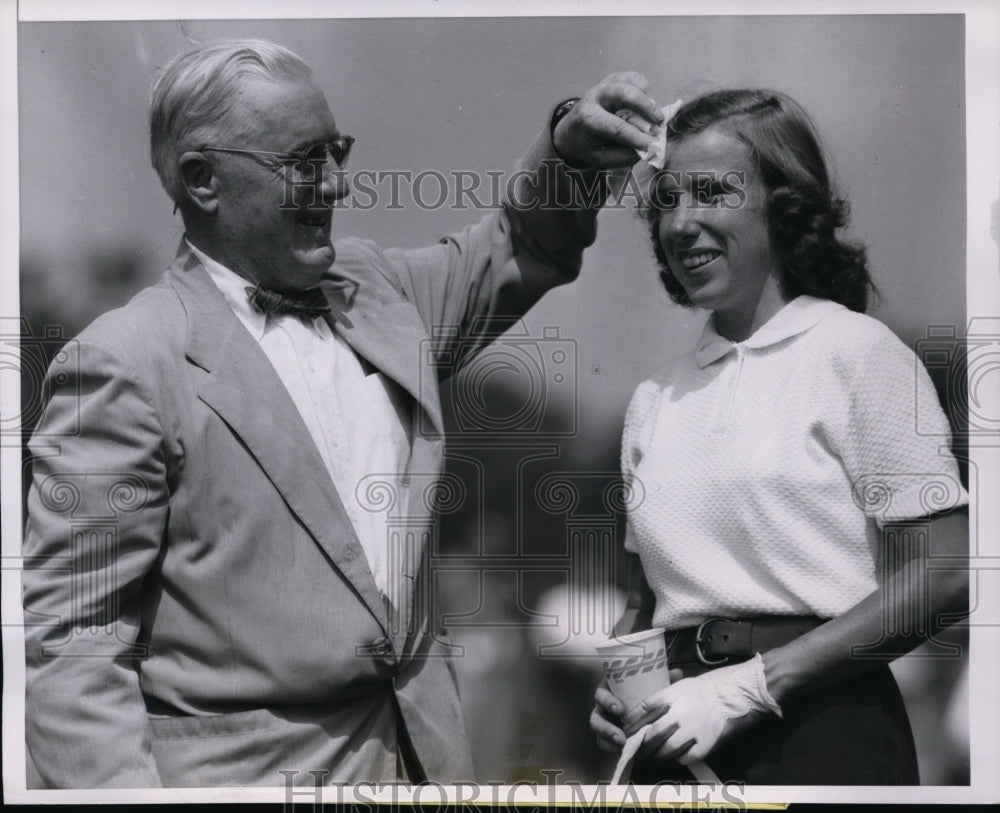 1964 Press Photo Mrs Paul Dye &amp; dad Perry O&#39;Neal at Waukegan Ill golf- Historic Images