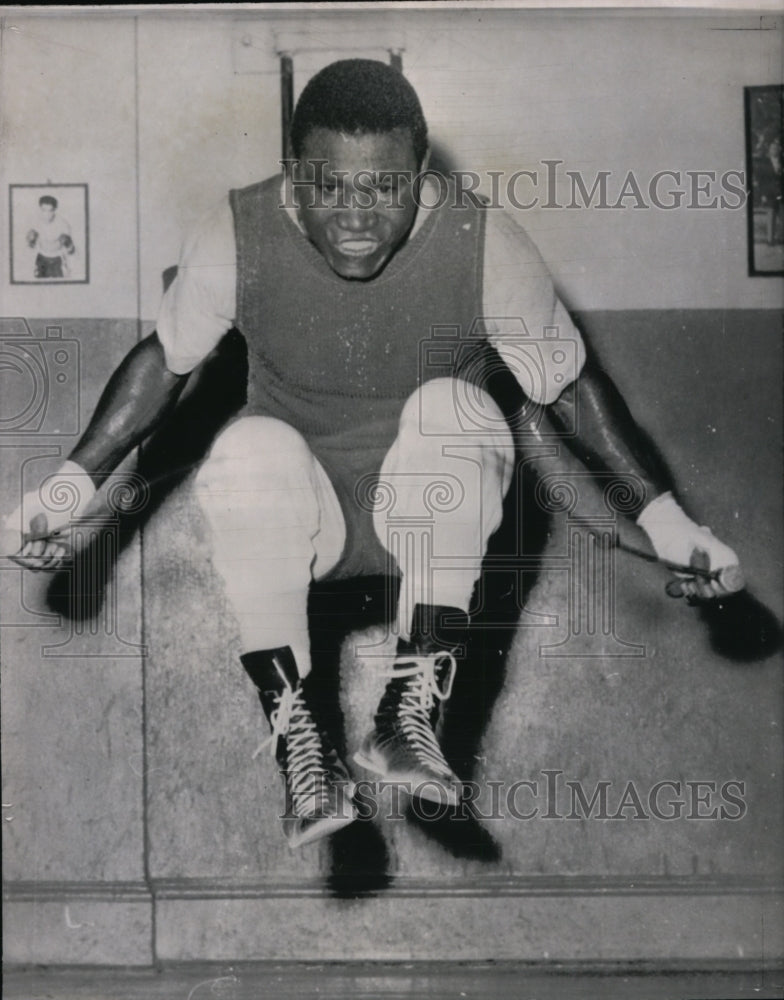 1963 Press Photo Dick Tiger trains for bout vs Gene Fullmer in Las Vegas NV- Historic Images