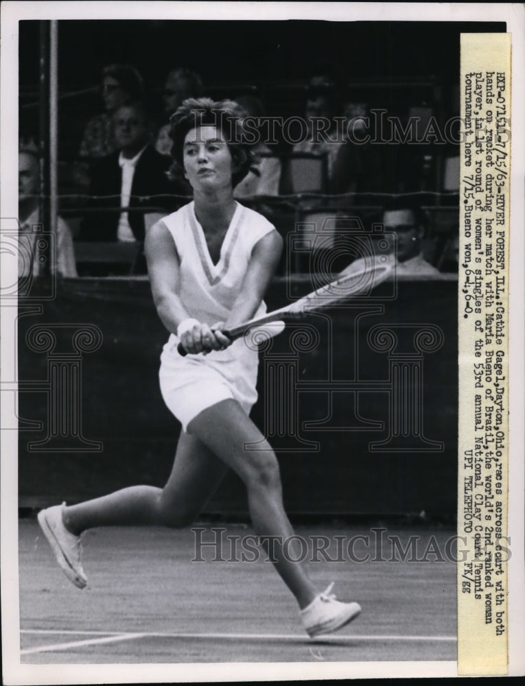 1963 Press Photo Cathie Cagle vs Maria Bueno at National Clay court tennis- Historic Images