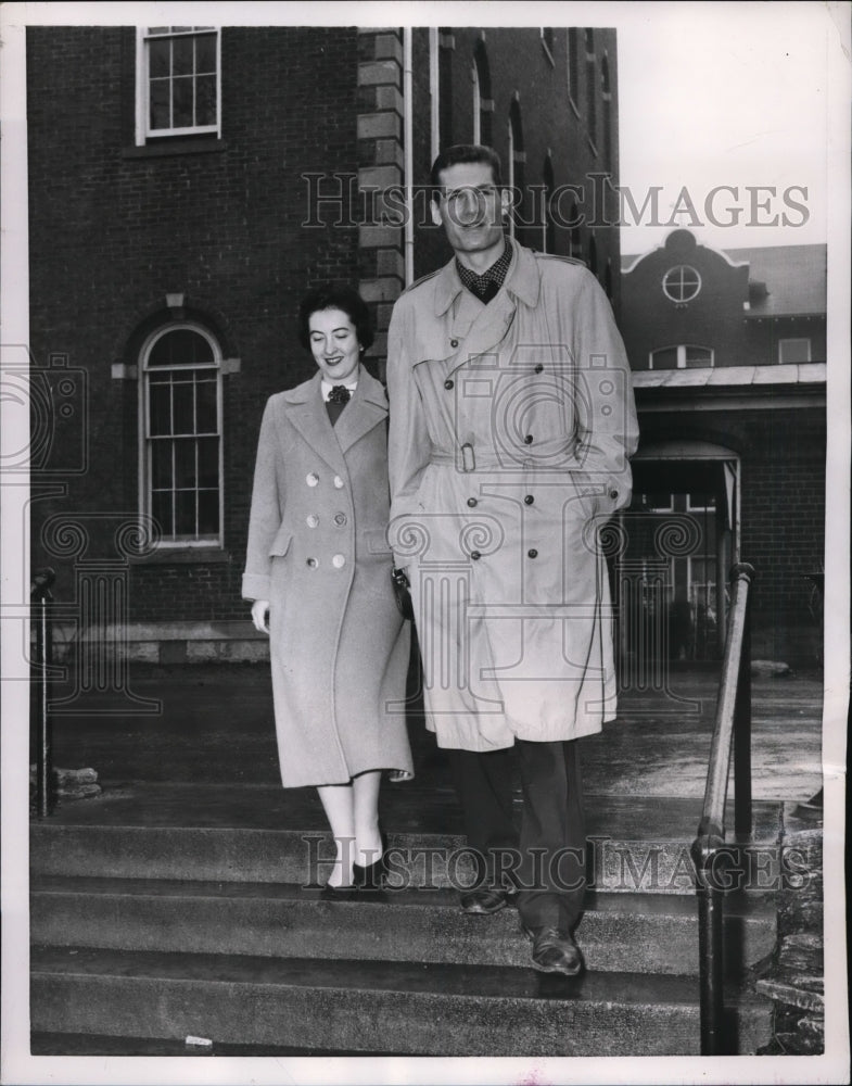1956 Press Photo Dayton U center Bill Uhl & girlfriend Joan Leff in Ohio- Historic Images