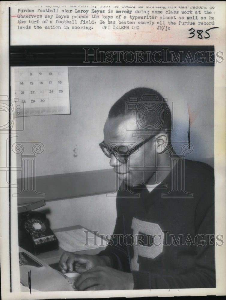 1967 Press Photo Purdue football star Leroy Keyes does some class work- Historic Images