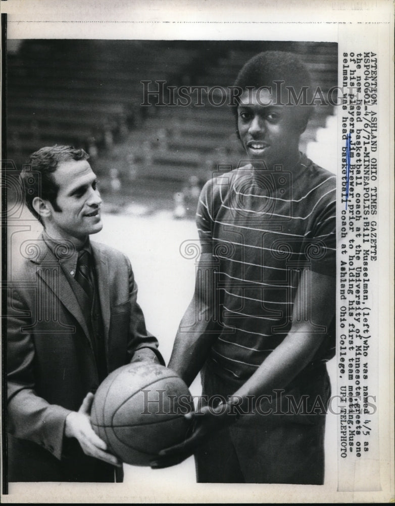 1971 Press Photo Bill Musselman basketball U of MN &amp; player Jim Brewer- Historic Images