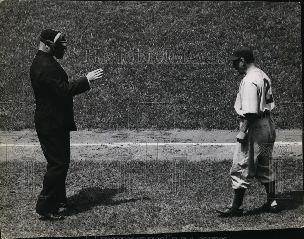 1946 Press Photo Umpire George Wagerkurt & manager Leo Durocher at a game- Historic Images