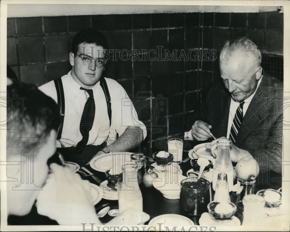 1937 Press Photo Yale football capt Clint Frank &amp; Major Wandel at a meal- Historic Images