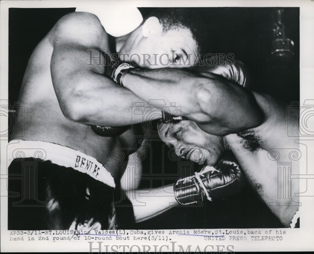 1953 Press Photo Nino Valdes versus Archie Moore in St Louis bout - nes48121- Historic Images