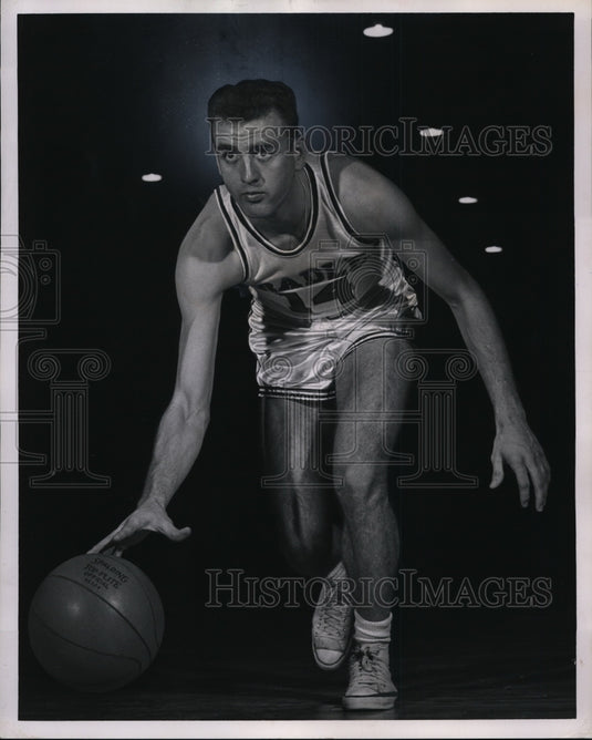1951 Press Photo Charley Grover of Bradley College basketball at Peoria Illinois- Historic Images