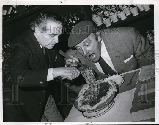 1968 Press Photo Hans the Great Martier, Tecci's maitre D Dick Rocco & spaghetti- Historic Images
