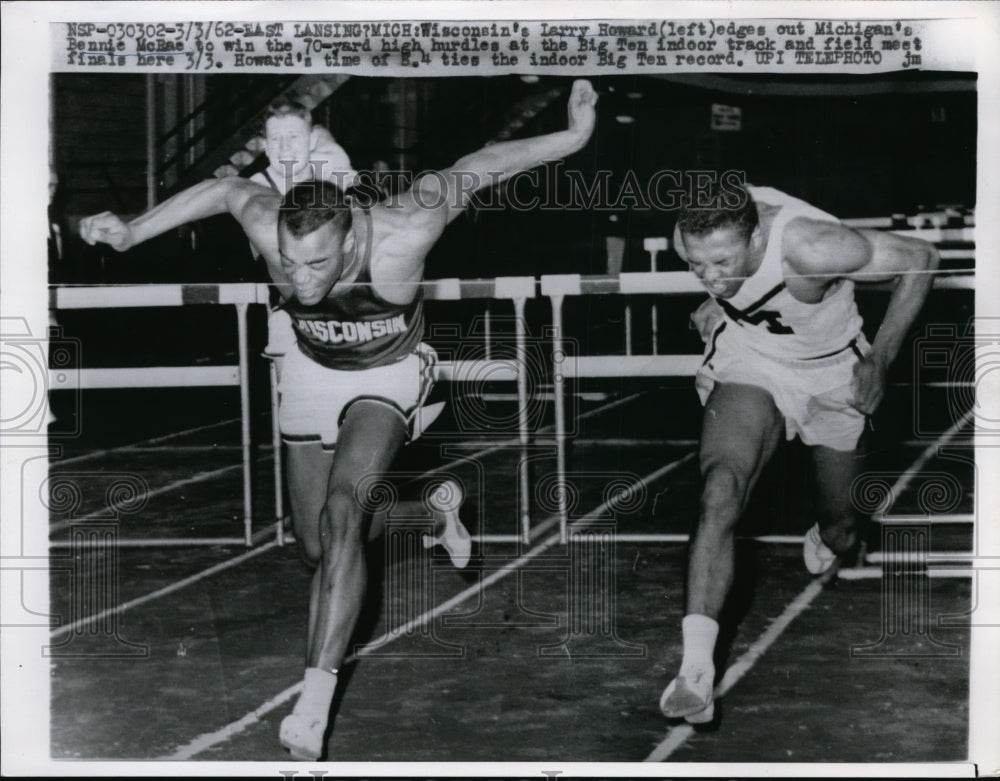 1962 Press Photo Larry Howard &amp; Bennie McRae in 70 yard hurdles in Michigan- Historic Images