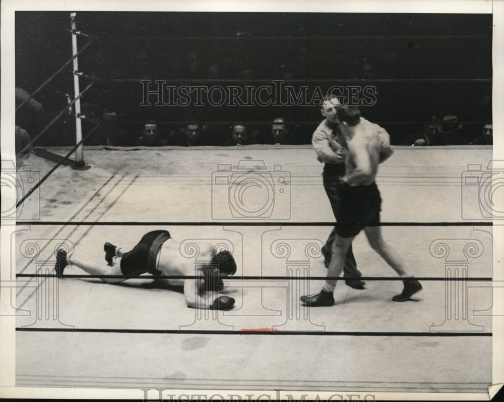 1933 Press Photo Ernie Schaaf knocks down Poreda in 6th round of bout- Historic Images