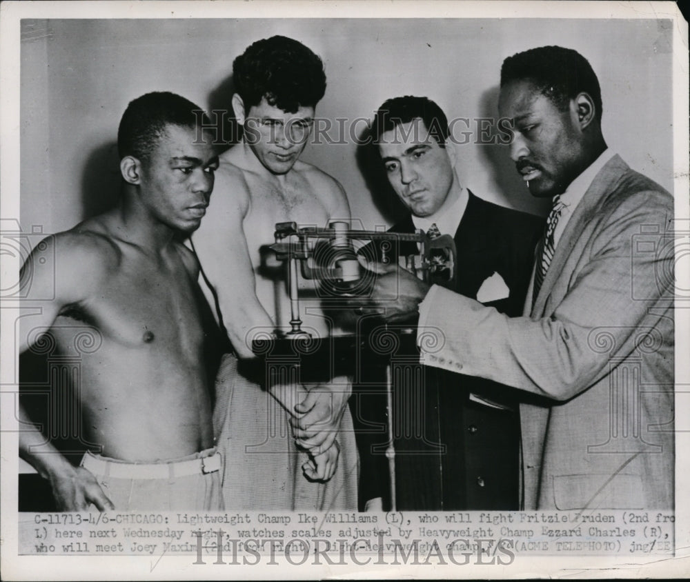 1951 Press Photo Ike Williams, Fritzie Pruden weigh in with Ezzard Charles- Historic Images