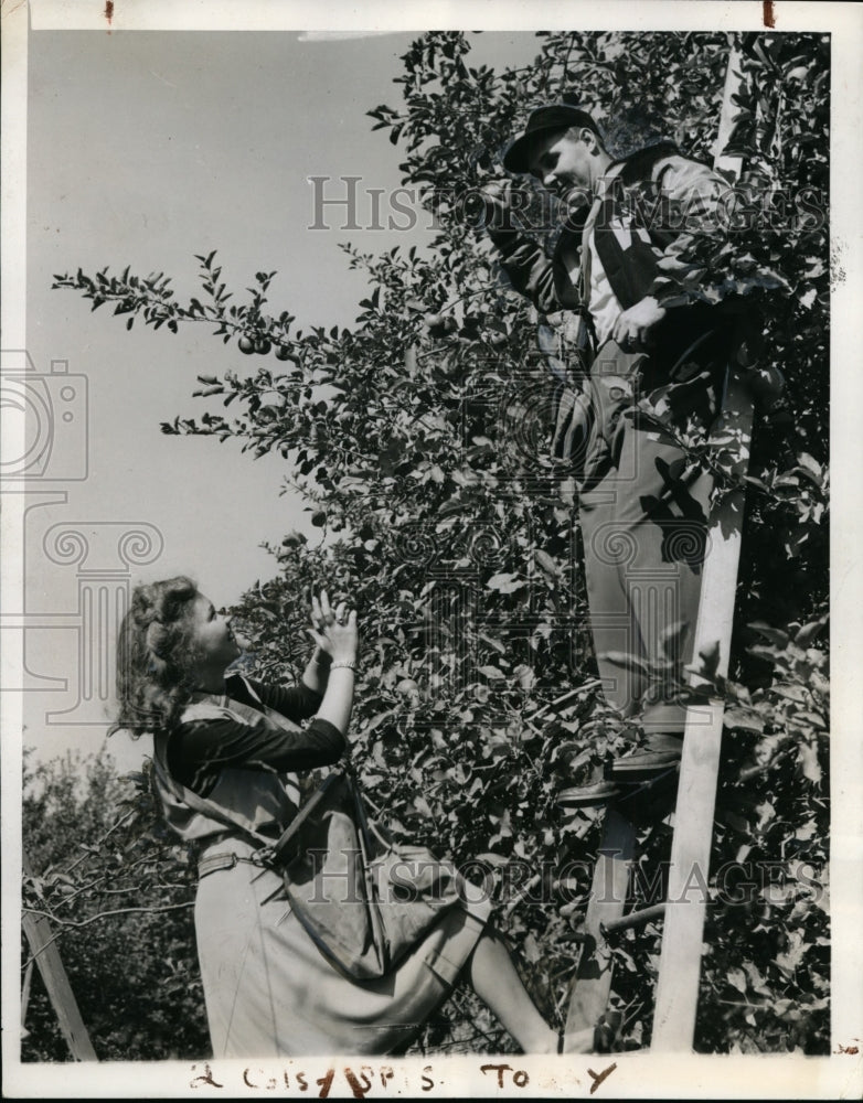 1943 Press Photo Washington pitcher Dutch Leonard &amp; Ruth Holmes in VA- Historic Images