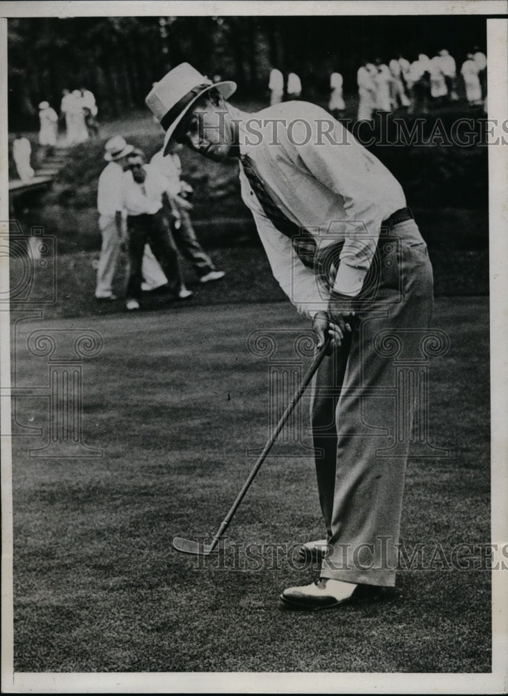 1934 Press Photo Denny Shute sinking putt on 18th green, PGA tourney in Buffalo- Historic Images