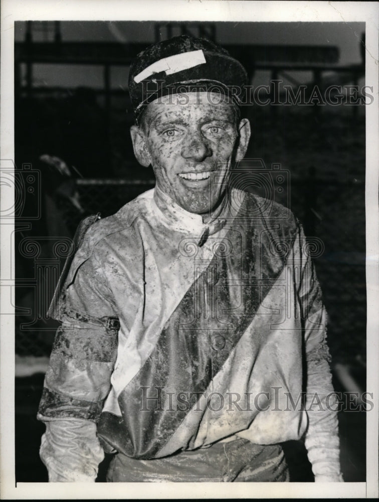 1942 Press Photo H Lindberg covered in mud rode K Dorko to 5th at Jamaica NY- Historic Images