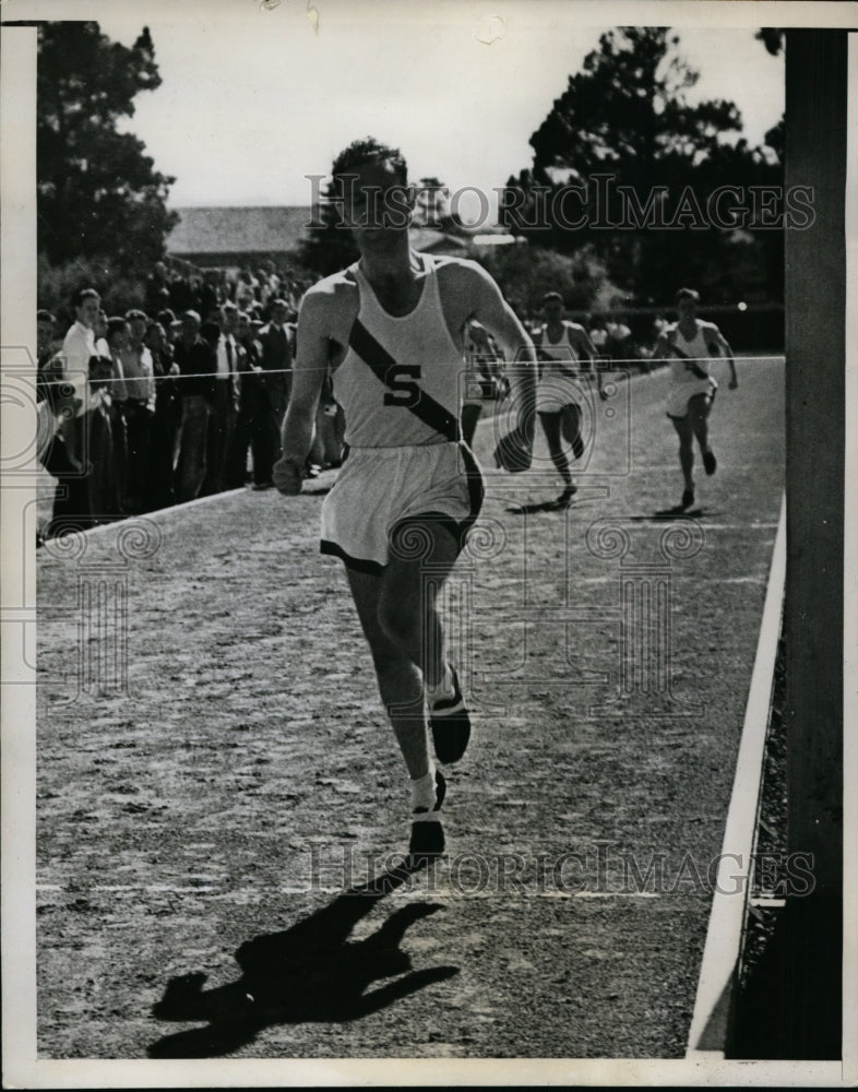 Load image into Gallery viewer, 1938 Press Photo Ray Malott in world record 440 yards at UCLA meet 47.4 secs
