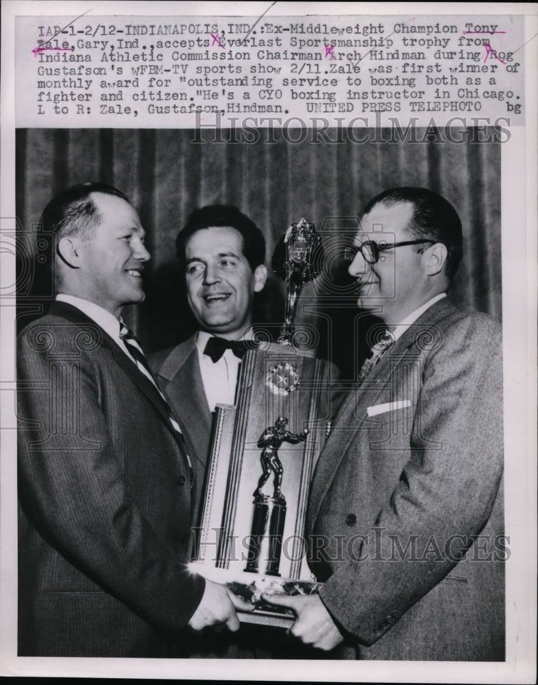 1953 Press Photo Tony Zale gets Everlast Sportmans trophy from Arch Hindman- Historic Images