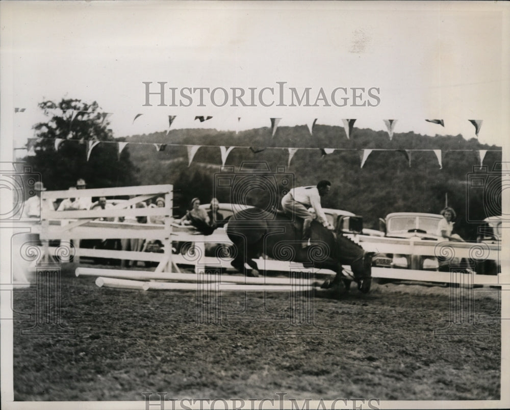 1939 Press Photo Ghandi &amp; rider Ed Daniels at Linville NC jumping show- Historic Images