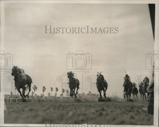 1940 Press Photo Tropical Park race in Fla McCombs on JeHooverm Betty's Bobby- Historic Images