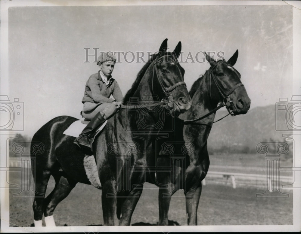 1935 Press Photo Bluebeard &amp; Hastinola &amp; jockey Helmet Chall at Santa Anita- Historic Images