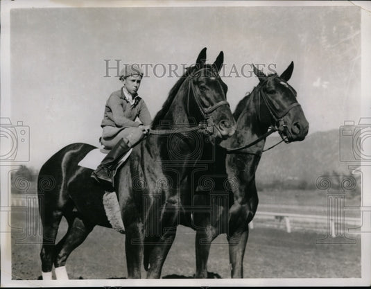 1935 Press Photo Bluebeard & Hastinola & jockey Helmet Chall at Santa Anita- Historic Images