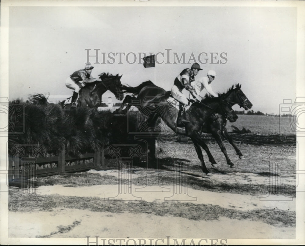 1935 Press Photo Noel Laing on Fairy Lore, Dock Light, Muskogee Steeplechase- Historic Images