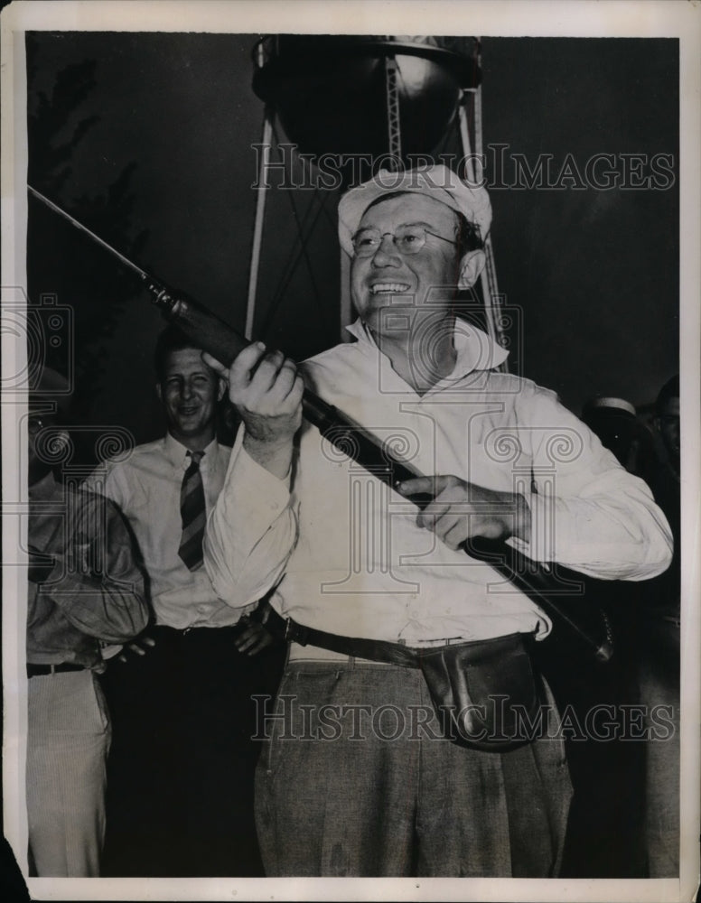 1938 Press Photo Lowell R Slagke at 39th Clay Target shoot at Vidalia Ohio- Historic Images