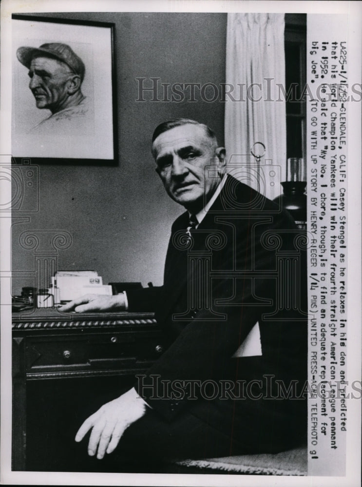 1952 Press Photo Yankees manager Casey Stengel at home in Glendale CA- Historic Images