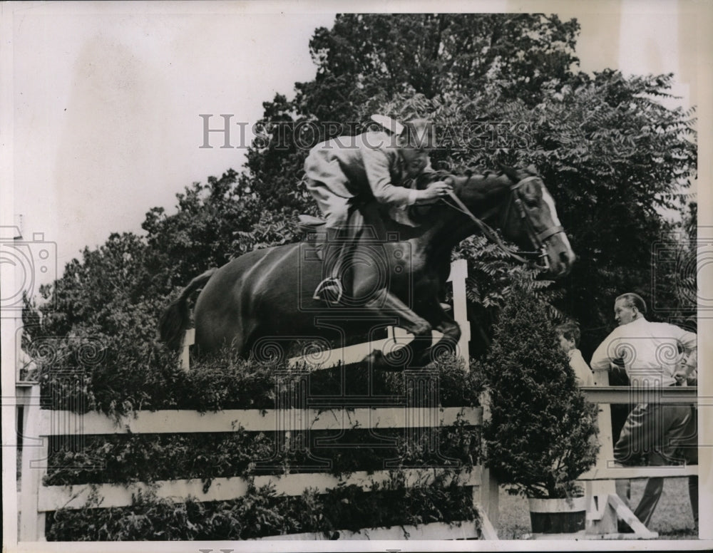 1936 Press Photo Capt Frank Dek on Monday&#39;s Child at Elberon Horse show NJ- Historic Images