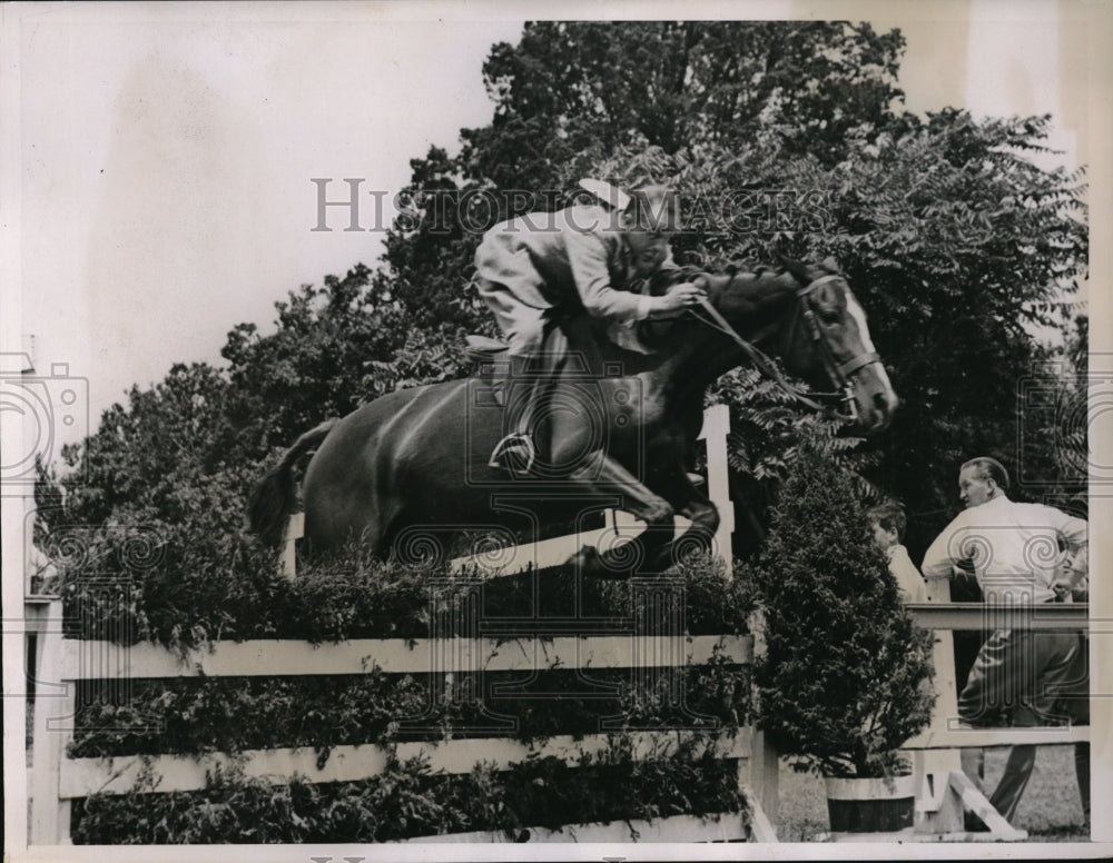 1936 Press Photo Capt Frank Dek on Monday's Child at Elberon Horse show NJ- Historic Images