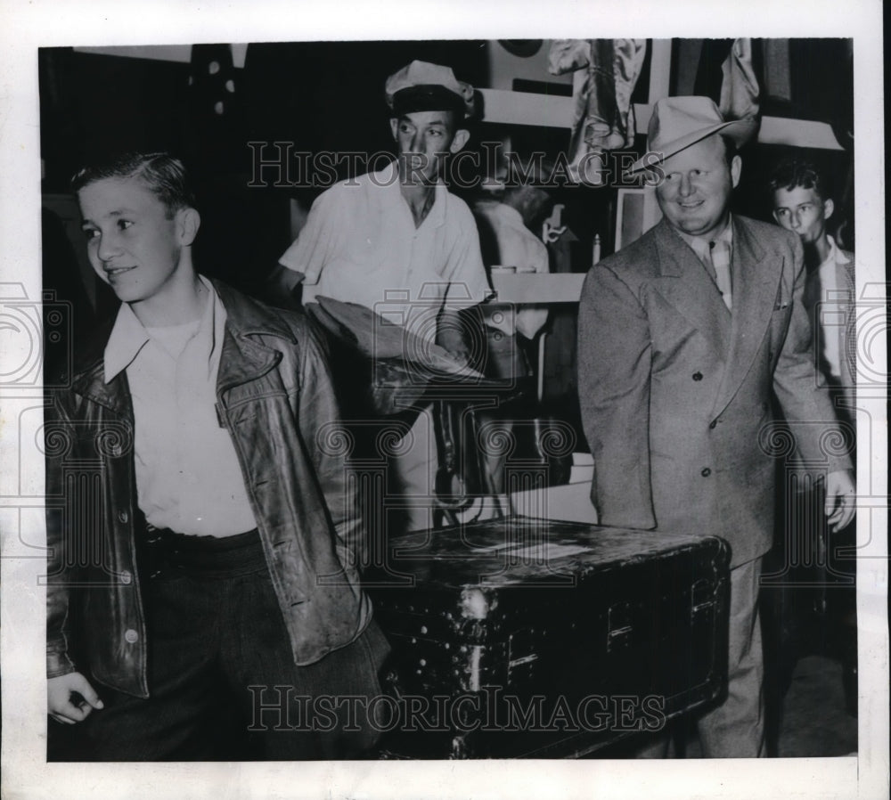 1945 Press Photo Billy Nichols arrives at Tropical Park Florida with jockey gear- Historic Images