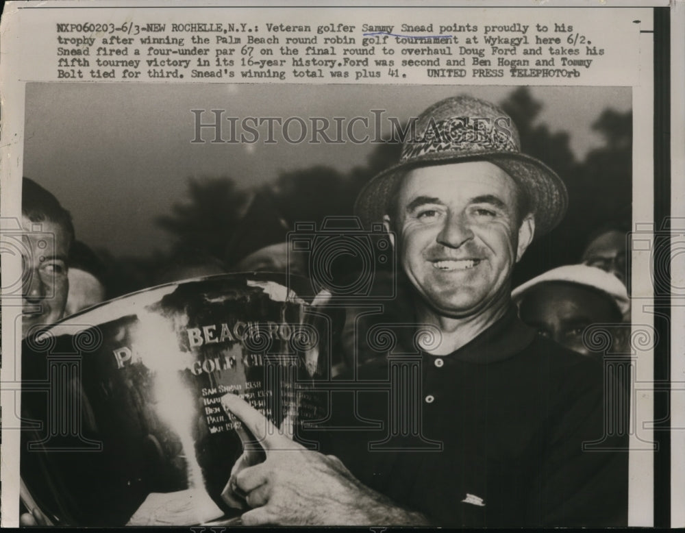 1957 Press Photo Sam Snead with trophy at Palm Beach round robin golf- Historic Images