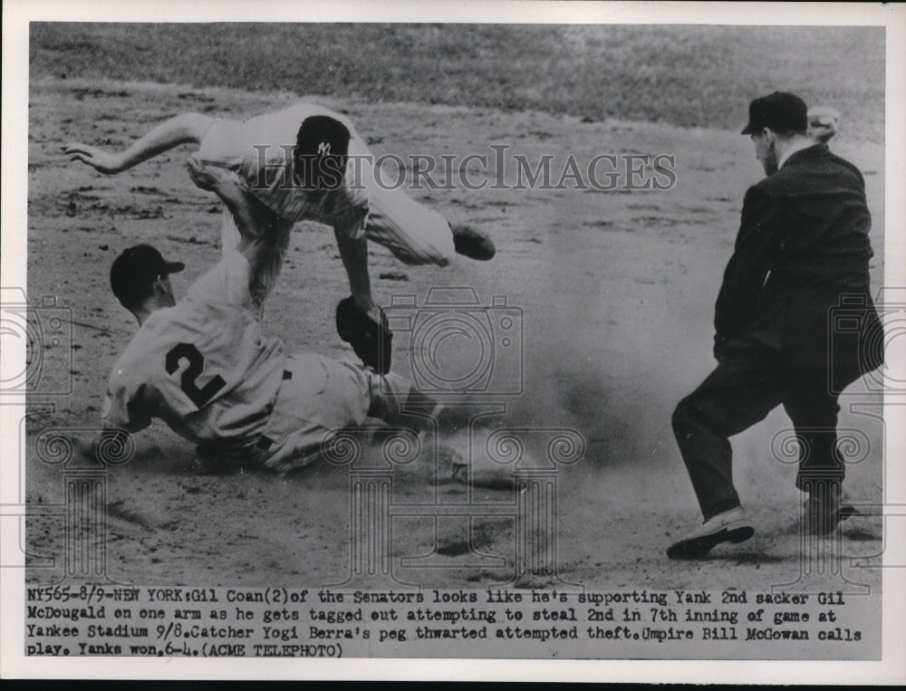 1951 Press Photo Senators Gil Coan out vs Yankee Gil McDougald at 2nd base- Historic Images