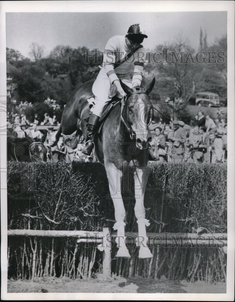 1954 Press Photo Horse Gay Kindersly at Master Cup event at Edenbridge Kent- Historic Images