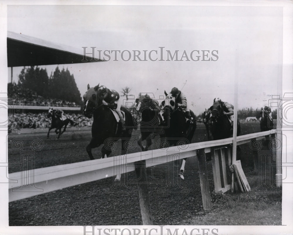 1945 Press Photo RJ Martin on Quien Es wins at Flagler Handicap in Fla- Historic Images