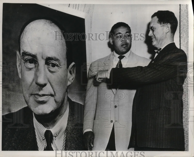 Load image into Gallery viewer, 1952 Press Photo Joe Louis &amp; Democratic Chairman Stephen Mitchell in DC
